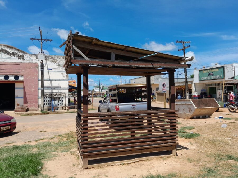 Enfrentando sol e chuva, Pampeiros de Sena cobram construção de parada por parte da Prefeitura de Sena