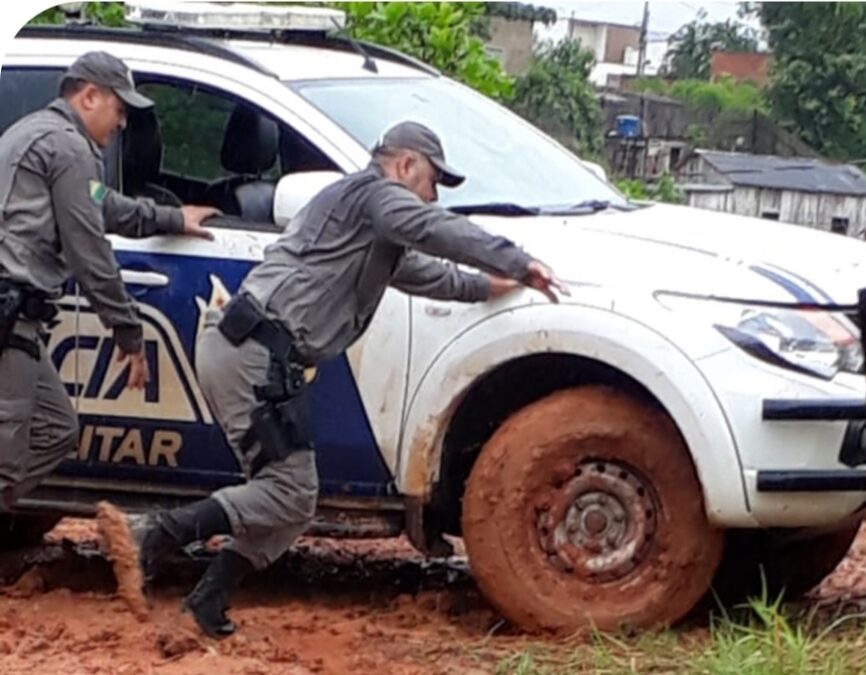 Viatura da PM atola em rua de Sena Madureira e policiais são obrigados a descer para empurrar veículo