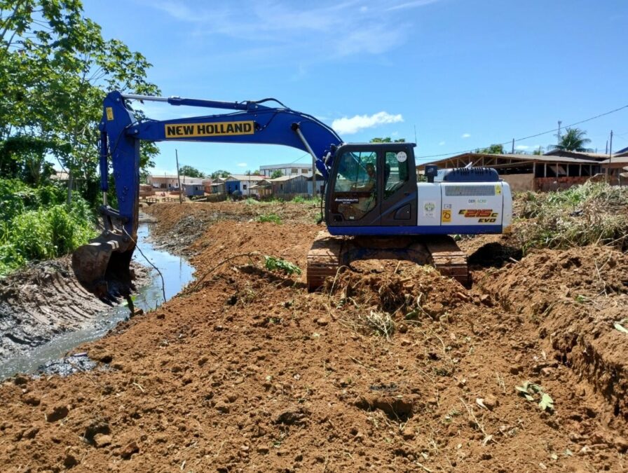 Em Sena DERACRE e município retiram 200 toneladas de entulhos descartados nos córregos da cidade