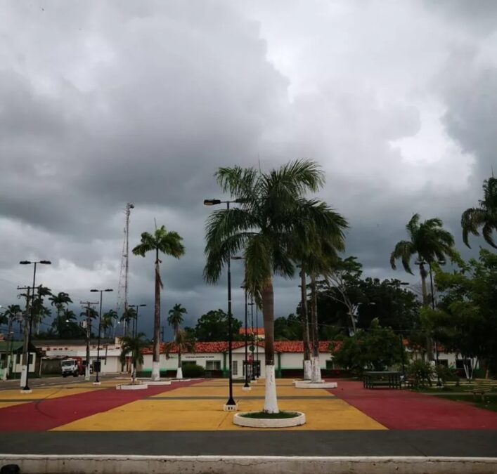 Sol aparece entre muitas nuvens e previsão é de chuva nesta quinta-feira (19) no Acre