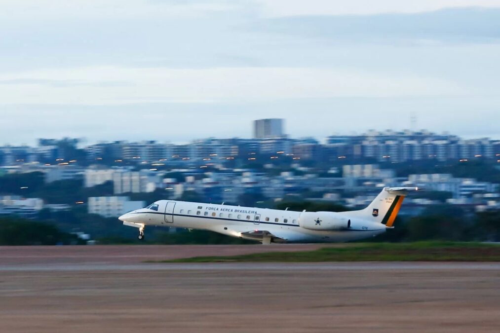 Ministros de Lula usam avião da FAB para esticar fim de semana em casa