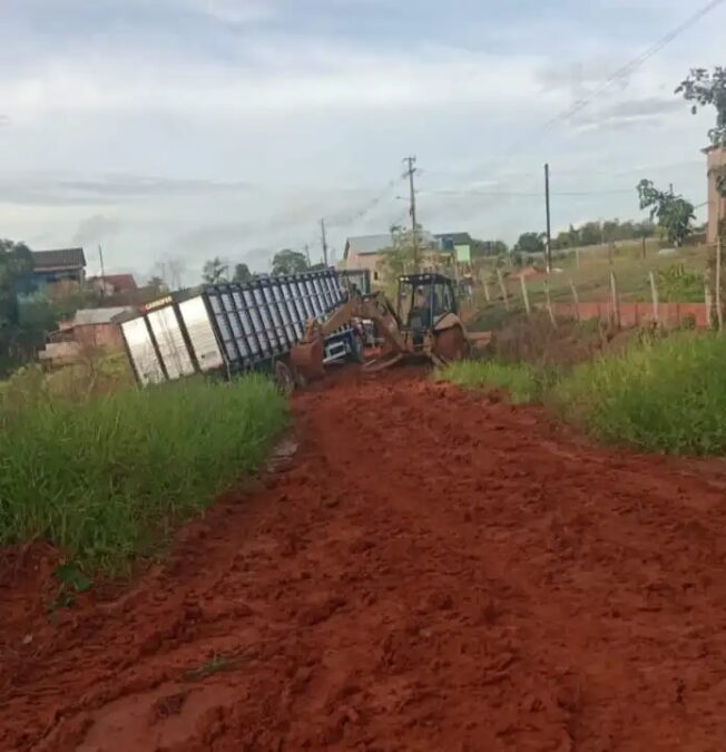 Caminhão boiadeiro passa várias horas atolado em ramal de Sena, e população reclama