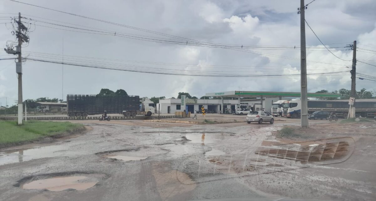 Cadê tu, Mazinho? Buraqueira está tomando de conta da entrada de Sena Madureira