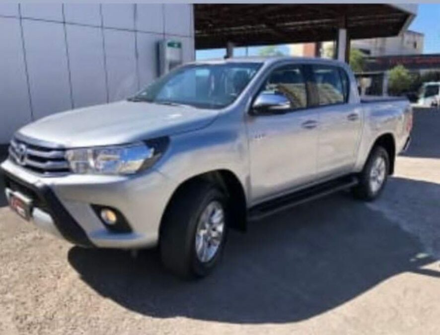 Em Sena bandidos rendem fazendeiro e levam caminhonete Hilux e Toyota bandeirantes