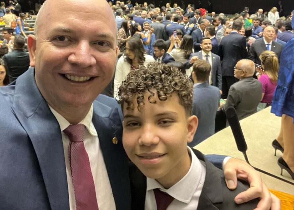 Ao lado do filho, Gerlen Diniz toma posse como Deputado Federal e agradece acreanos