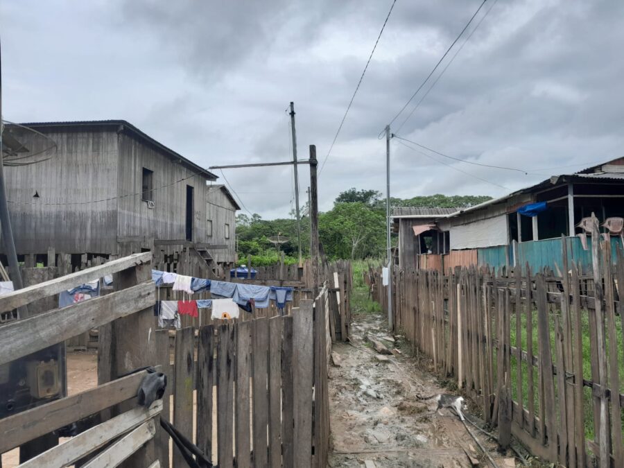 SENA: Morando em área de risco, famílias sonham em se mudar para terra firme e reclamam: “O prefeito só aparece aqui pra pedir votos”