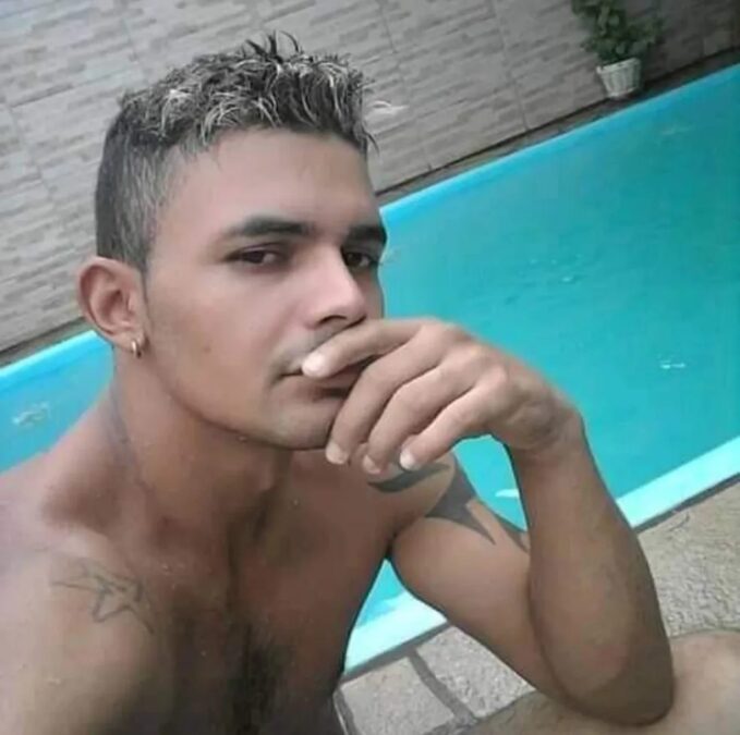 Corpo é achado enrolado em lençol e embaixo de cama dentro de terreno baldio de Rio Branco