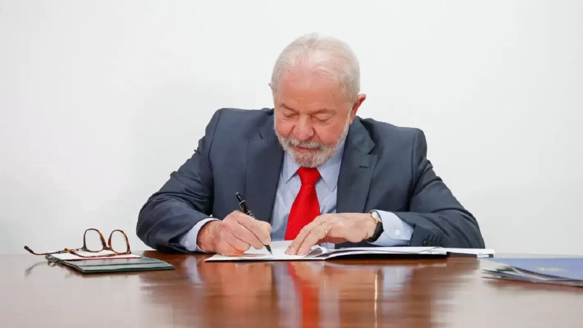 Surpresa total, brasileiros com dívidas comemoram nova decisão de LULA