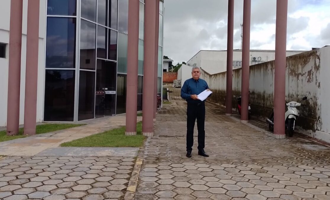 Secretário de Finanças de Sena Madureira entrega documentação ao MPAC sobre gastos com iluminação pública após denúncia de vereador
