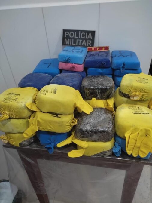 PM faz apreensão de aproximadamente 45 kg de drogas dentro de sacos de farinhas na BR 364
