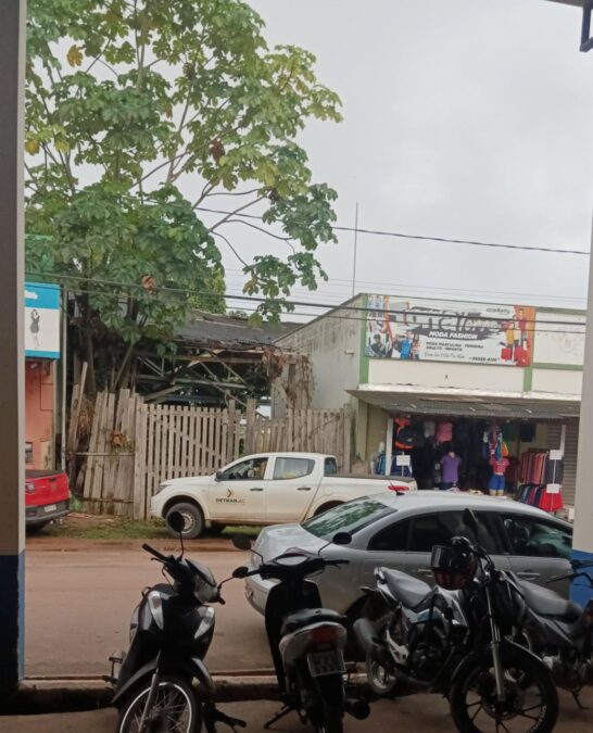 Morador de Sena flagra e denuncia veículo do DETRAN estacionado em local proíbido