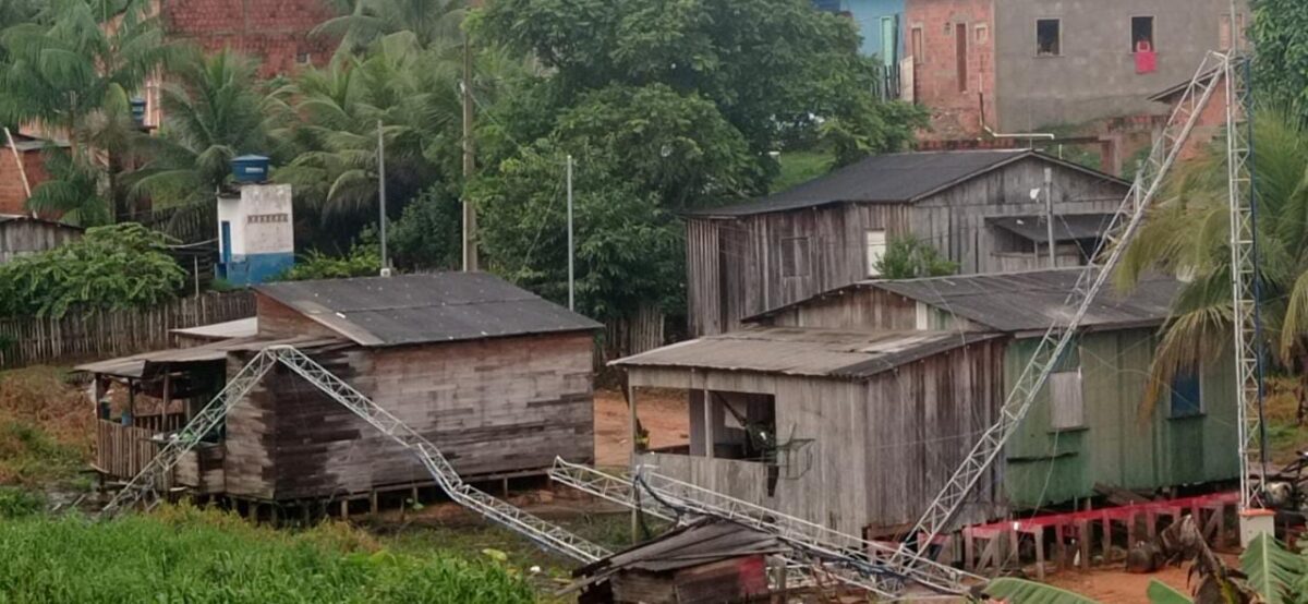 Torre de internet cai em Sena Madureira após forte temporal nesta Terça (21)