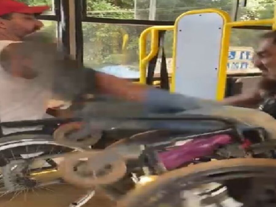 VIDEO: Cadeirantes brigam dentro de ônibus e vídeo viraliza