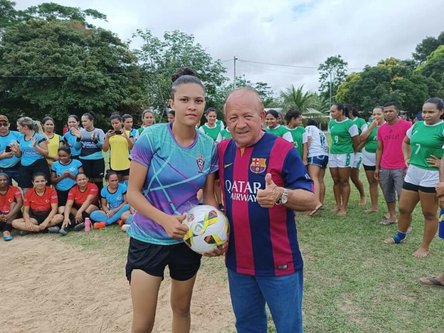 Presidente da Federação Acre de Futebol visita Sena e doa materiais para Mulheres no Campo do Florentino