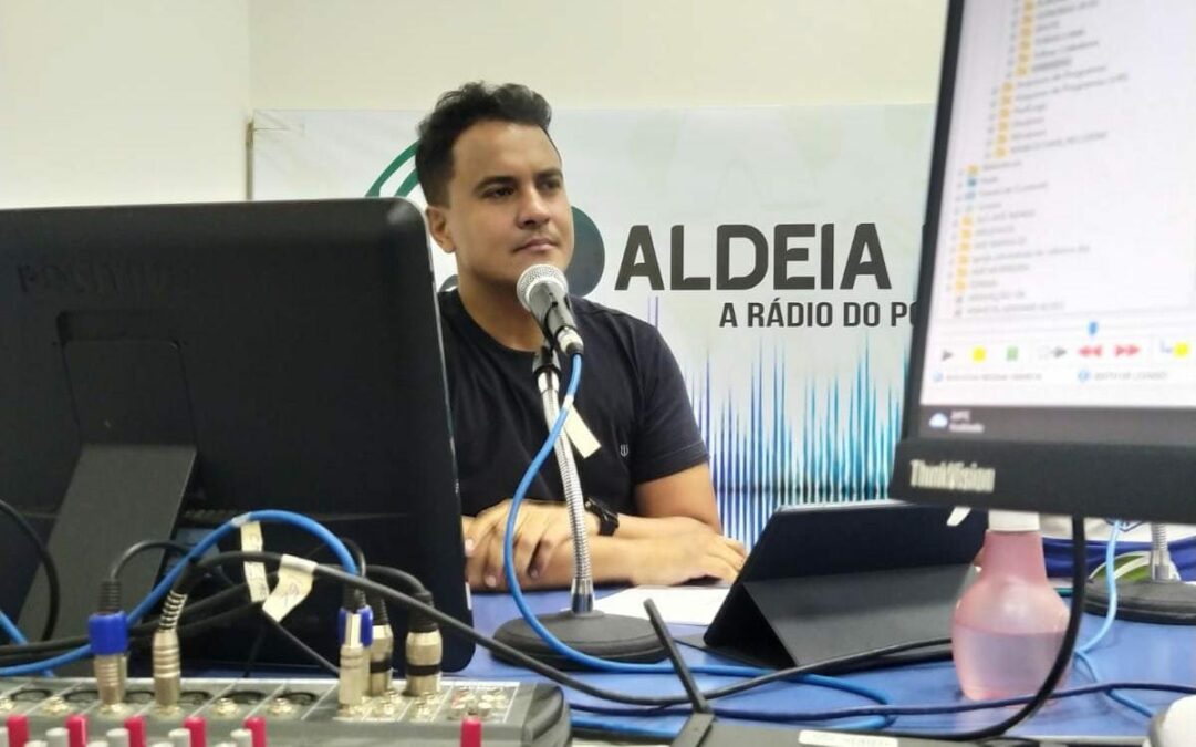 Elvis Dany estréia programa de rádio com sucesso e é prestigiado por amigos e autoridades