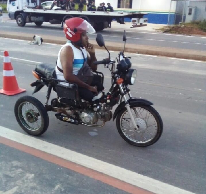 Sem CNH, cadeirante que adaptou moto para trabalhar é preso em blitz e tem veículo apreendido no Acre