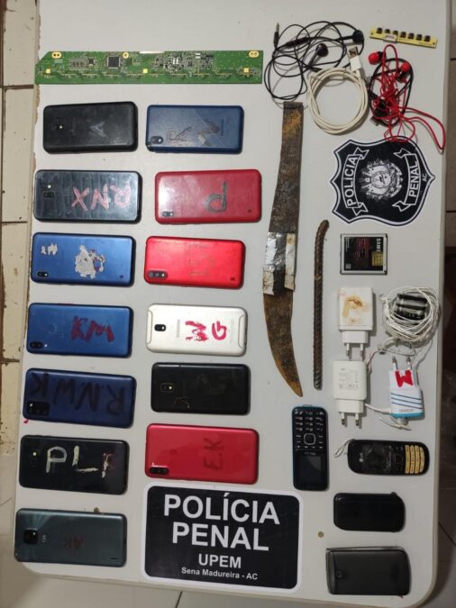 Polícia Penal apreende 17 celulares e armas artesanais em operação no presídio Evaristo de Moraes em Sena Madureira