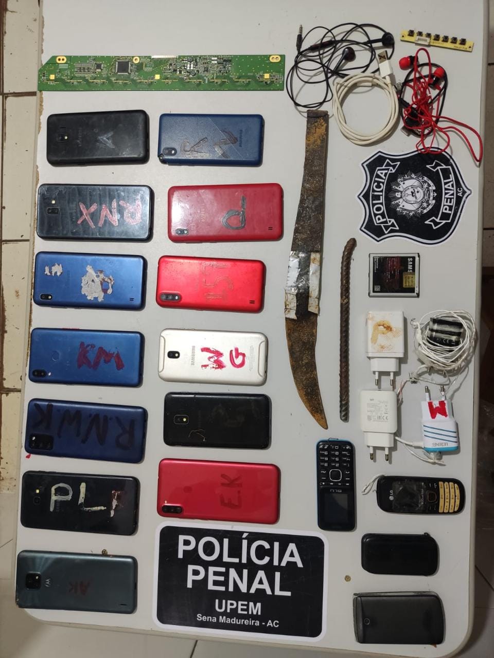 Polícia Penal apreende 17 celulares e armas artesanais em operação no presídio Evaristo de Moraes em Sena Madureira