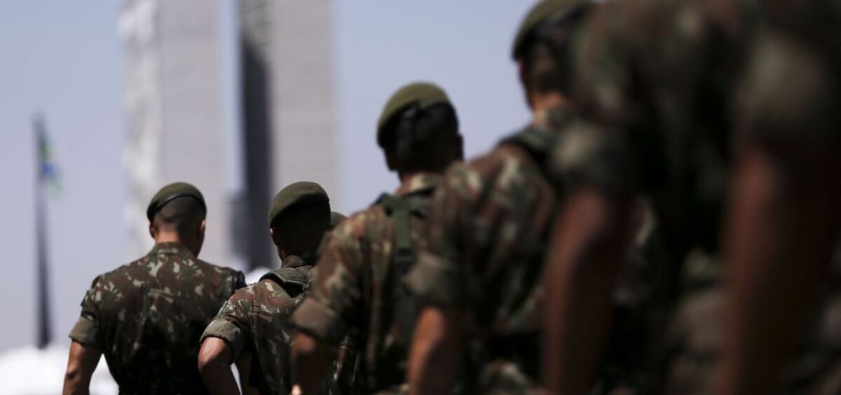 Governo Lula quer retirar projeto que isenta militares de punição