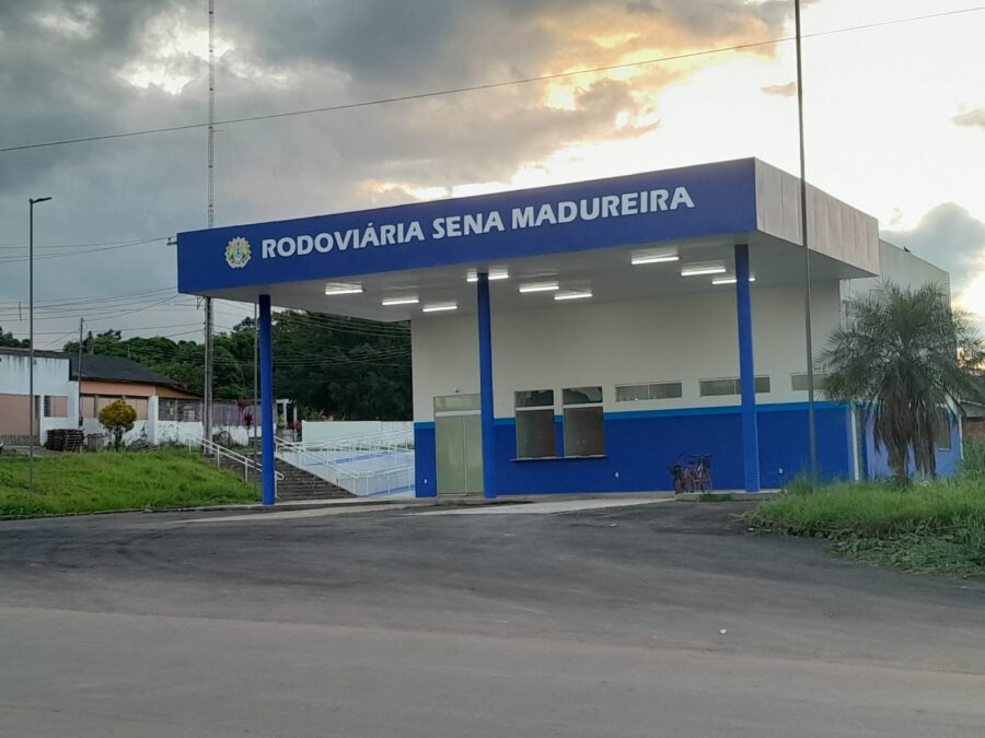 Após revitalização, rodoviária de Sena Madureira continua fechada e passageiros são largados as margens da BR 364