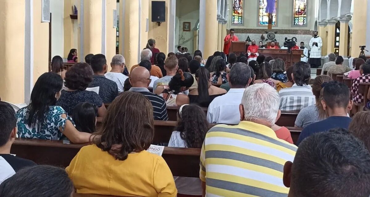 Em Sena Madureira centenas de fiéis católicos participam de celebração da Sexta-Feira Santa na igreja matriz