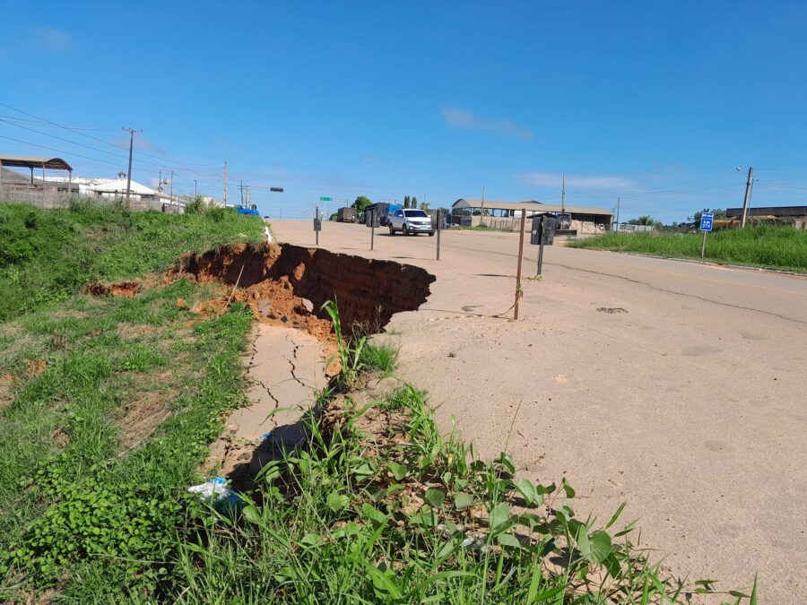 Desmoronamento na BR 364 em Sena Madureira preocupa motoristas e população local