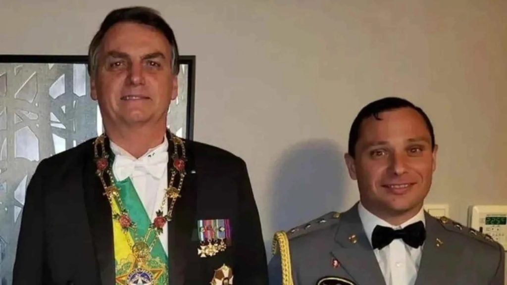 Polícia Federal confirma que carteira de vacina de Bolsonaro foi adulterada