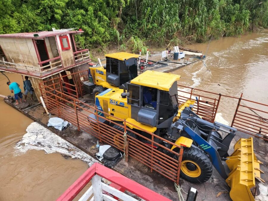 Petecão comemora resgate de balsa que naufragou com máquinas da prefeitura de Jordão