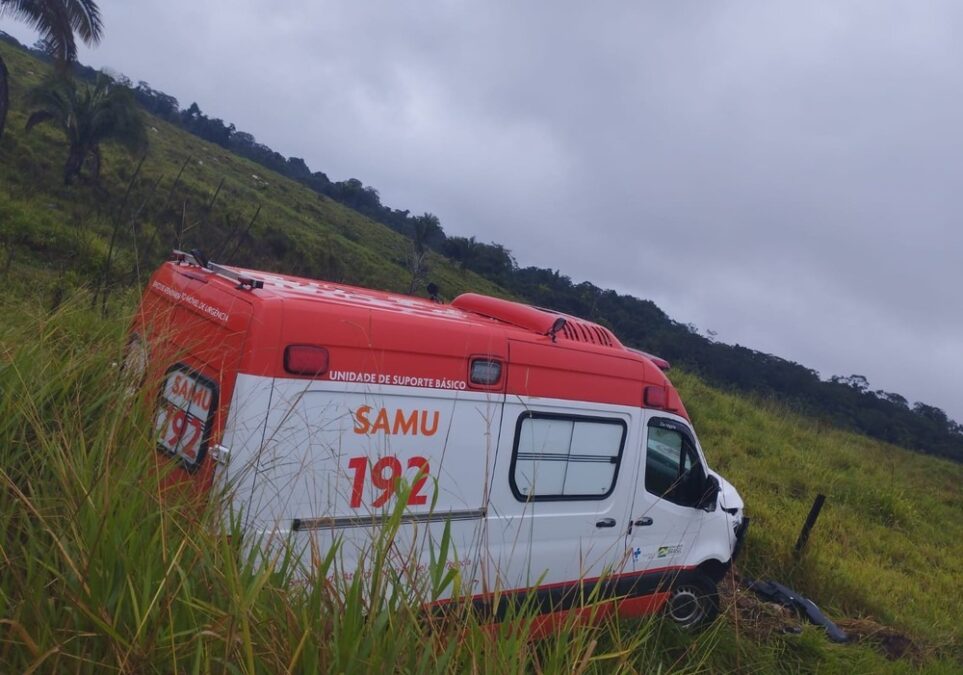 Ambulância do Samu sofre acidente na Br 364 quando retornava para Feijó
