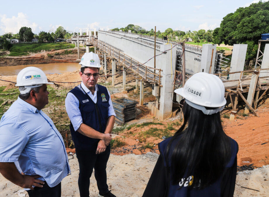 Governador Gladson Cameli inspeciona obras de hospital em Sena Madureira e nova ponte sobre o Rio Iaco em ritmo acelerado