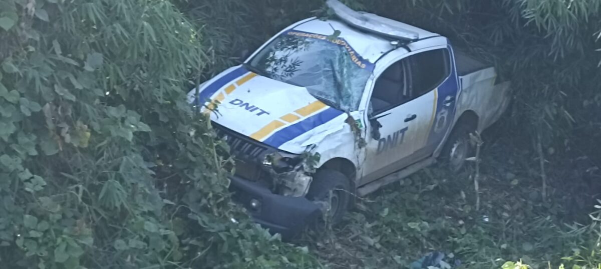 Acidente de carro do DNIT capota na BR 364 no sentido Manoel Urbano próximo a Sena Madureira