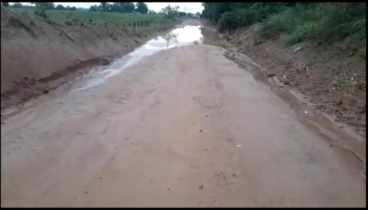 Morador grava vídeo e reclama de situação de estrada em Sena Madureira: “Toda campanha o prefeito promete asfaltar