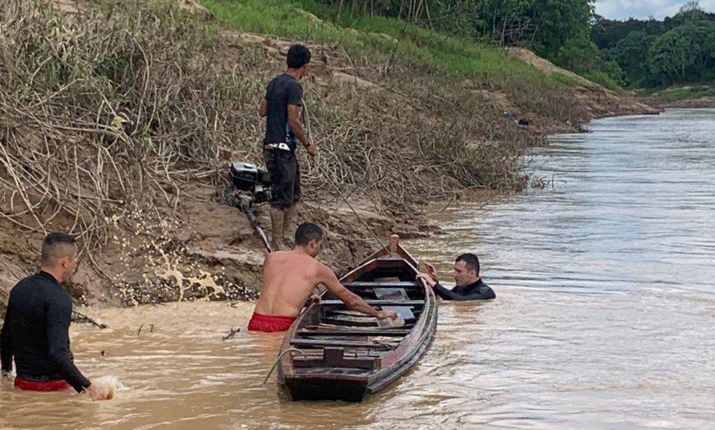 Embarcação naufraga no Rio Iaco, mas resgate bem-sucedido evita vítimas fatais