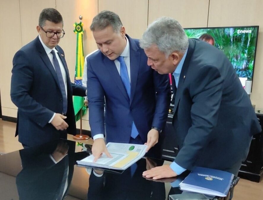 Ministro dos Transportes, Renan Filho, convida senador Sérgio Petecão para cerimônia de assinatura de obras na BR 364