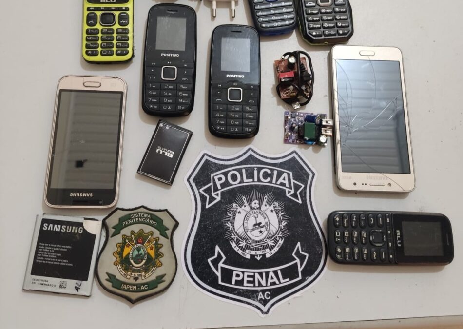 Policiais penais apreendem nossa remessa de celulares no presídio de Sena Madureira