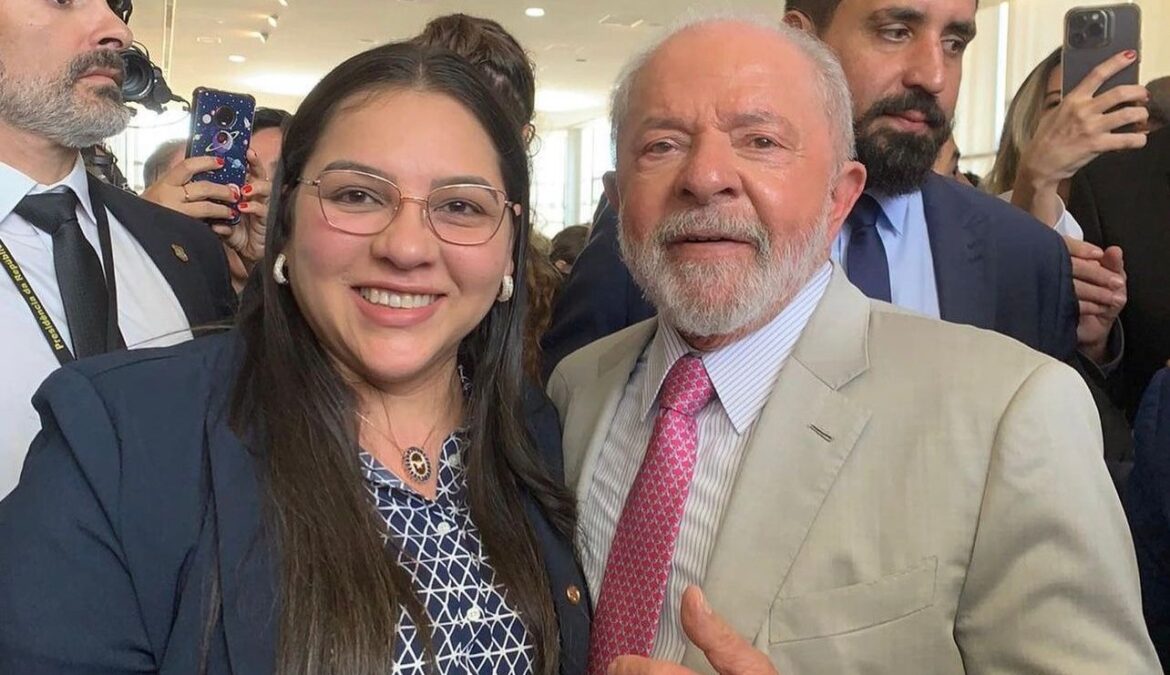Deputada federal Meire Serafim (UB), surpreende ao posar ao lado do presidente Lula após declarado apoio a Bolsonaro