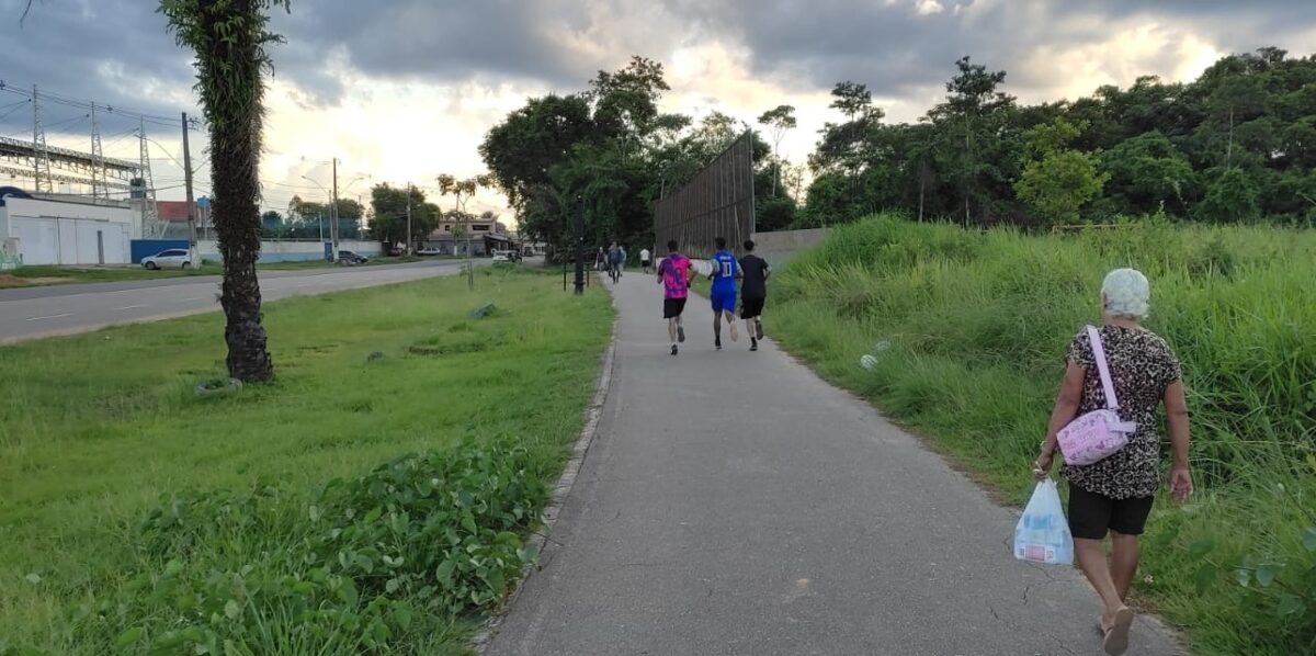 Denúncia de moradora expõe falta de respeito à ciclovia da Av. Brasil em Sena Madureira