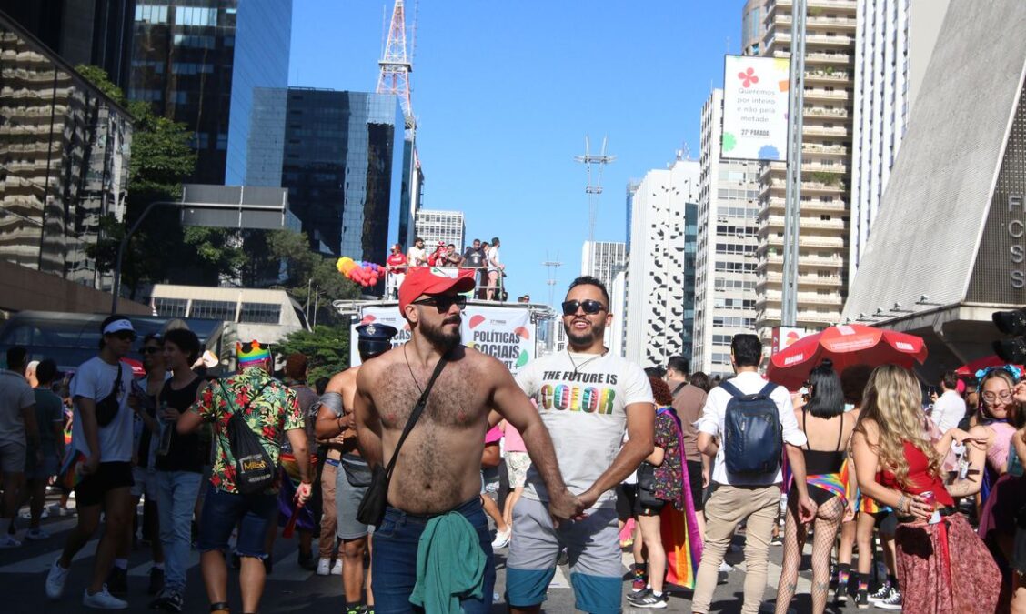 Parada do Orgulho LGBT+ reúne milhares de pessoas na Paulista