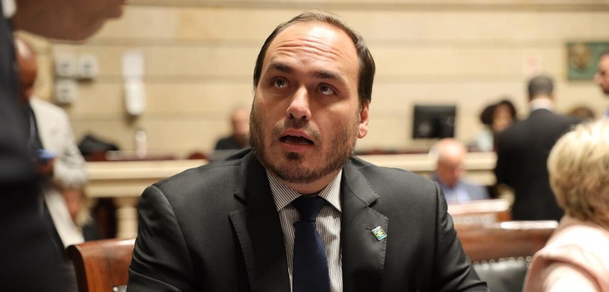 Vereador Carlos Bolsonaro tem pedido de renovação de porte de arma negado pela Polícia Federal