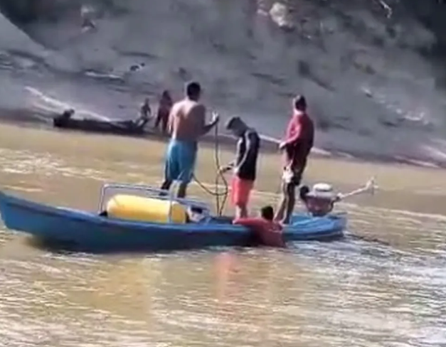 Após pouco mais de duas horas de mergulhos, bombeiros encontraram corpo do jovem — Foto: Arquivo/Bombeiros