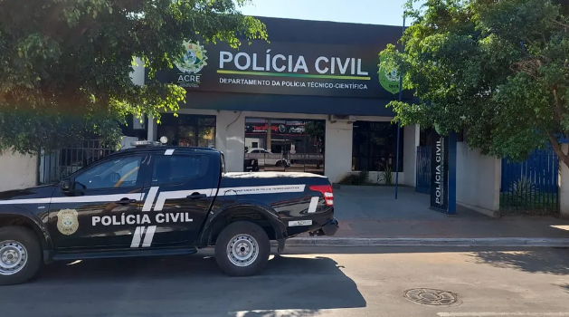 Corpo do jovem Carlos Eduardo Souza Silva foi levado ao IML de Rio Branco — Foto: Júnior Andrade/Rede Amazônica Acre