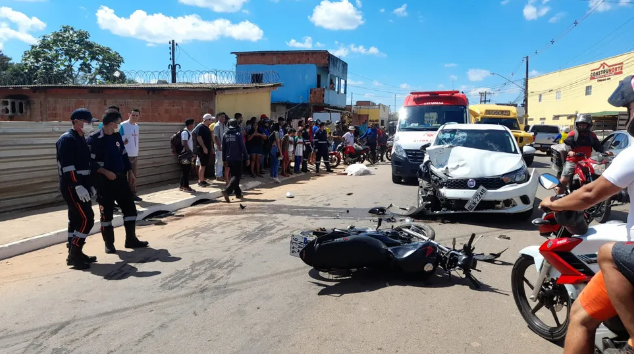 Colisão entre moto e carro deixou um rapaz morto nesta terça-feira (11) — Foto: Gilberto Sampaio/Rede Amazônica Acre