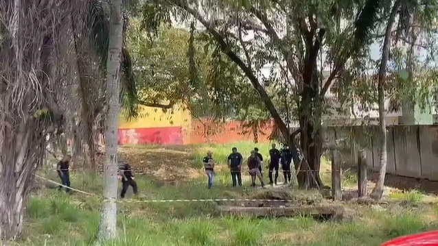 Policiais militares e equipes de perícia estão no local — Foto: Ana Paula Xavier/Rede Amazônica Acre