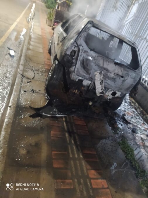 VIDEO: Incêndio criminoso destrói veículo durante a madrugada em Manoel Urbano