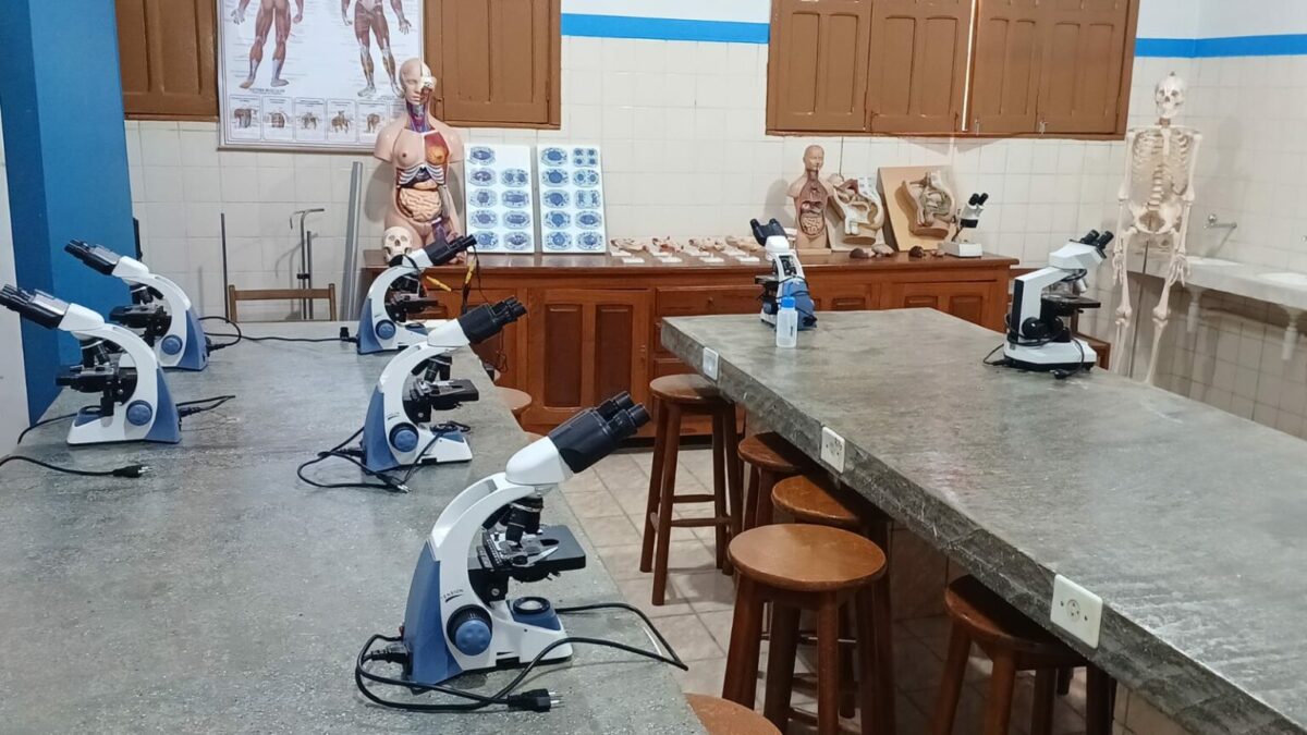 Governo entrega kits para laboratórios multidisciplinares às escolas de ensino médio de Cruzeiro do Sul