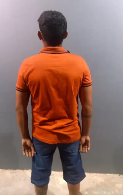 Acusado de matar esposa adolescente com tiro de espingarda se entrega a polícia