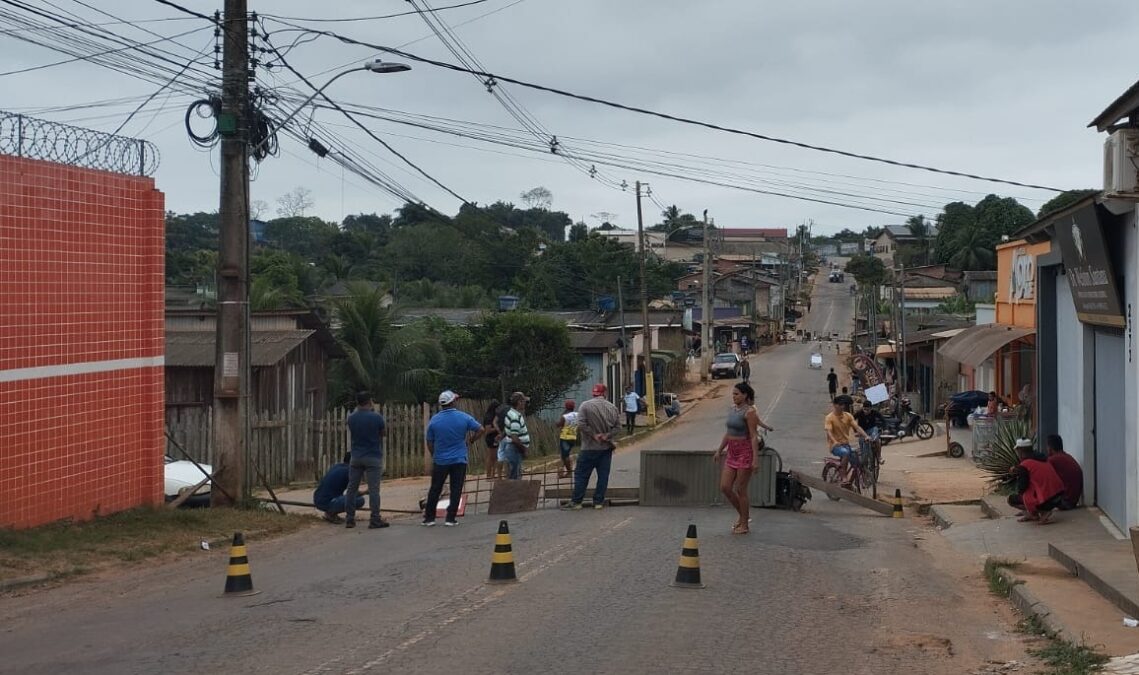 Protesto na Rua Maranhão em Sena Madureira exige construção de quebra-molas para aumentar segurança no trânsito