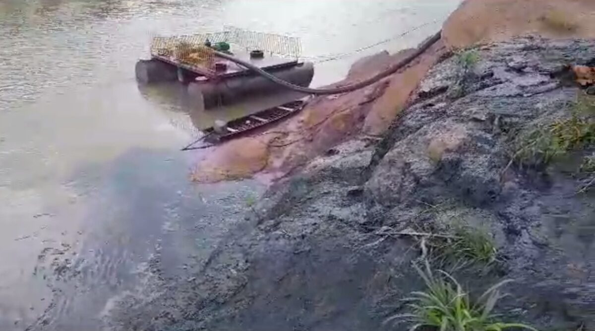 Vídeo: Jornalista flagra bomba de captação da SANEACRE ao lado de canal de esgoto em Manoel Urbano