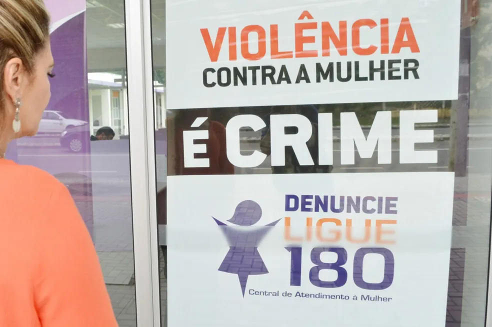 Estabelecimentos devem afixar cartazes informativos para auxílio mulheres que se sintam em situação de risco — Foto: Arquivo/Secom