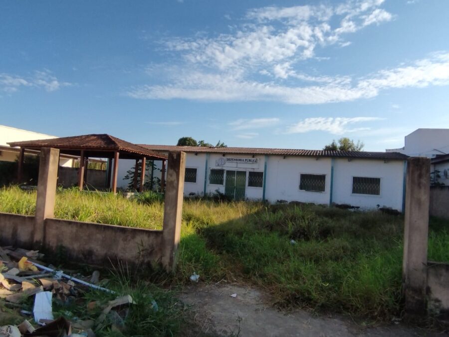 Antigo prédio da Defensoria Pública de Sena é tomado pelo tráfico e consumo de drogas e ameaça moradores da localidade